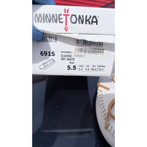 Minnetonka Moccasins Womens 5.5 Off White Leather Classic Moc 691S - Picture 2 of 8